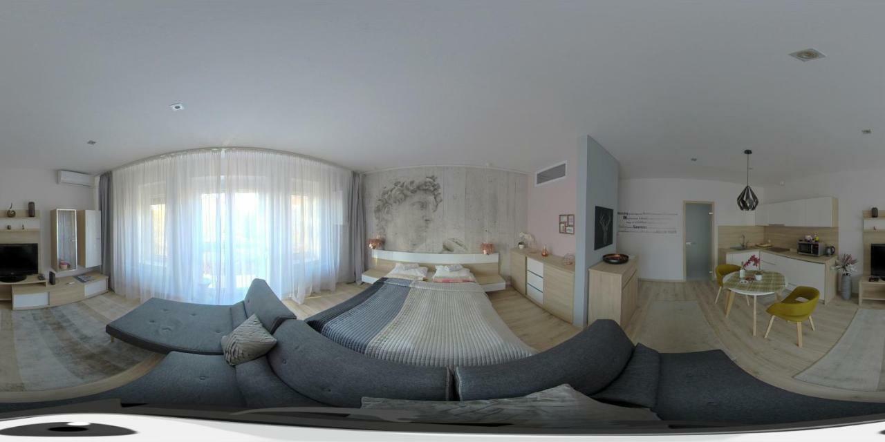 Hunyadi Apartman เซคซาร์ด ภายนอก รูปภาพ